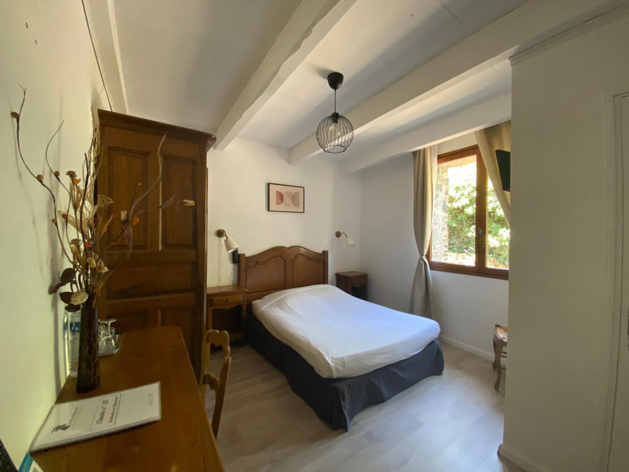 Logis Hotel-Restaurant La Mere Biquette Saint-Pons  Bagian luar foto
