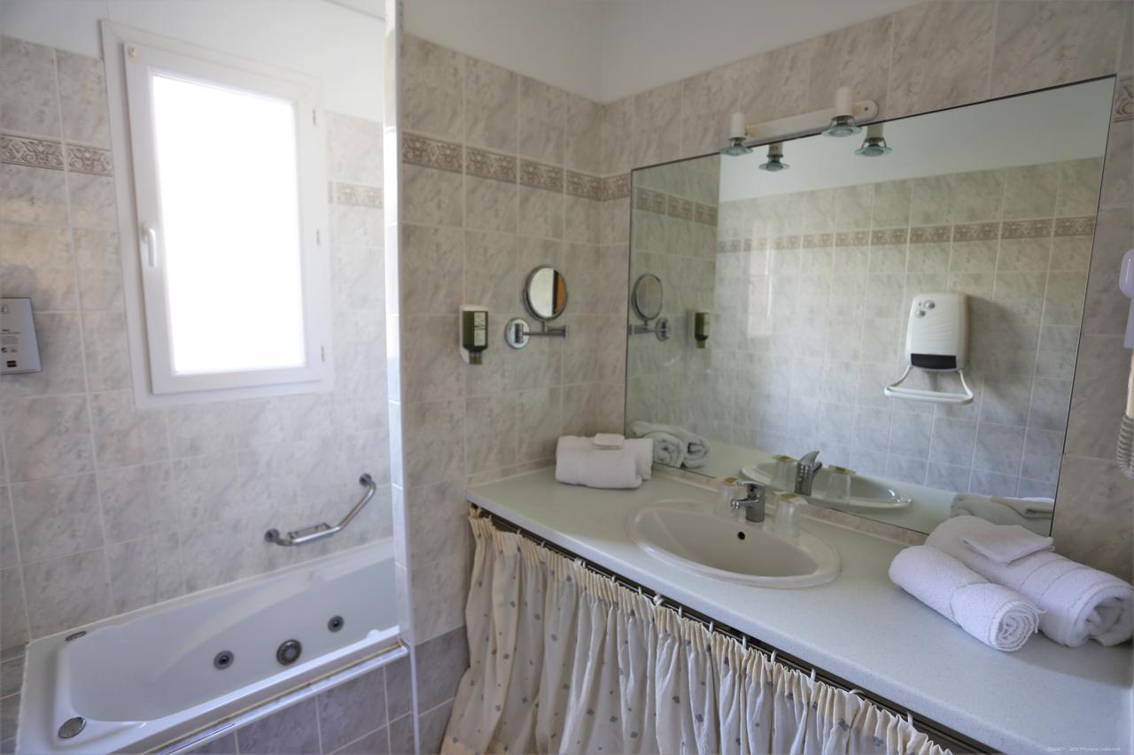 Logis Hotel-Restaurant La Mere Biquette Saint-Pons  Bagian luar foto